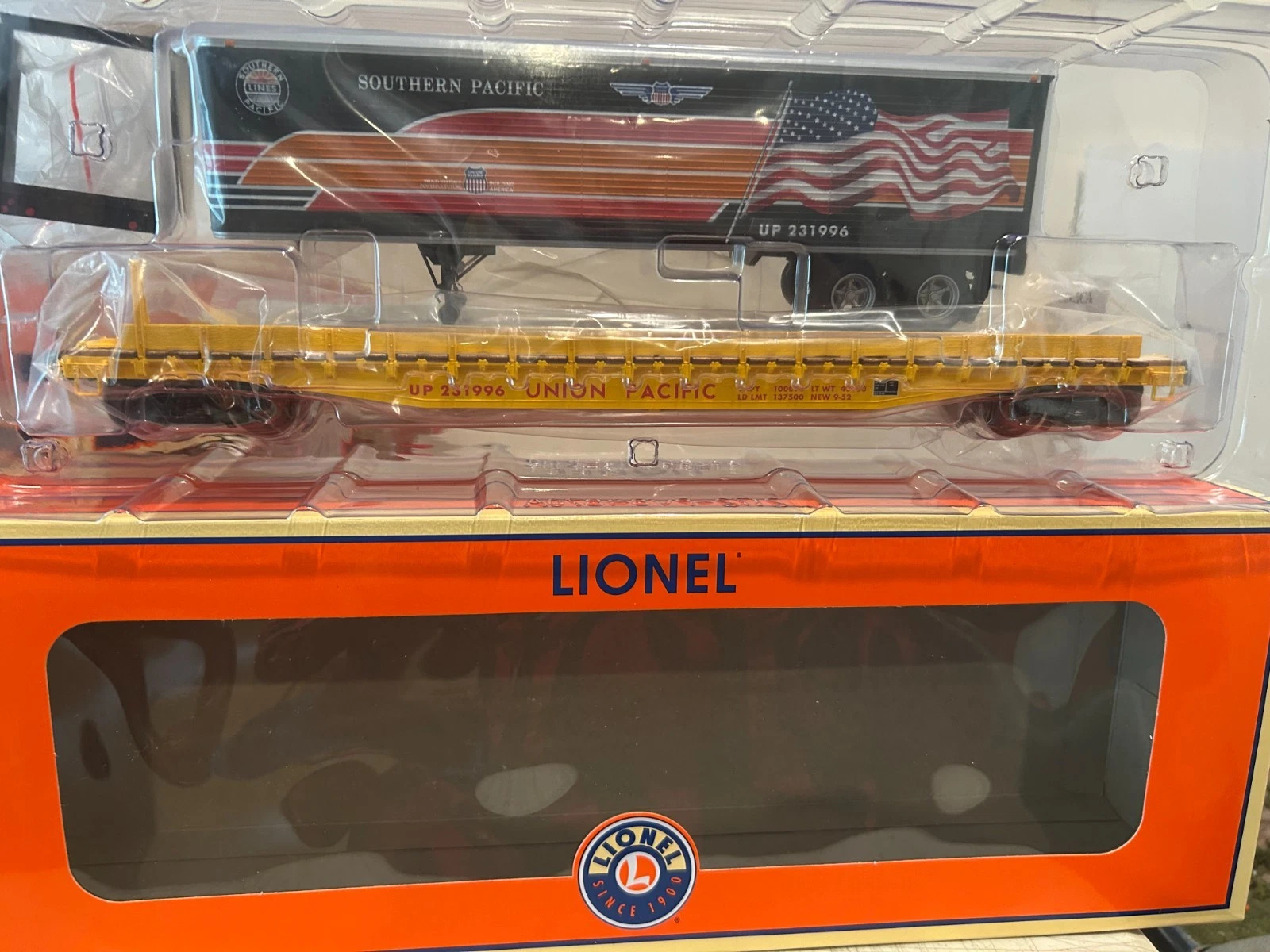 Lionel 2326050 UP Heritage Southern Pacific TOFC Flatcar NIB — photo 3