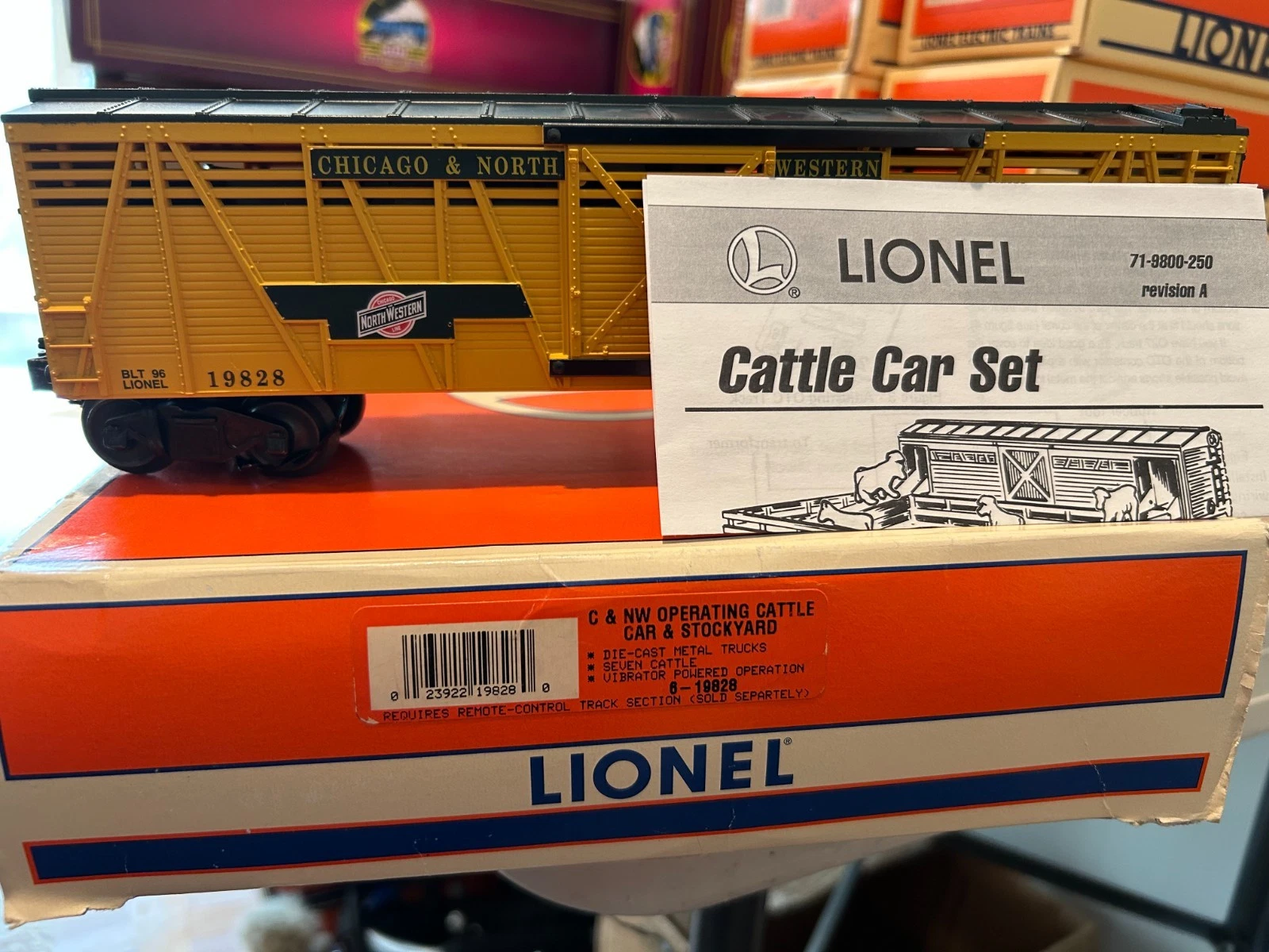 Lionel 6-19828 CNW Cattle Car with Stockyard NIB