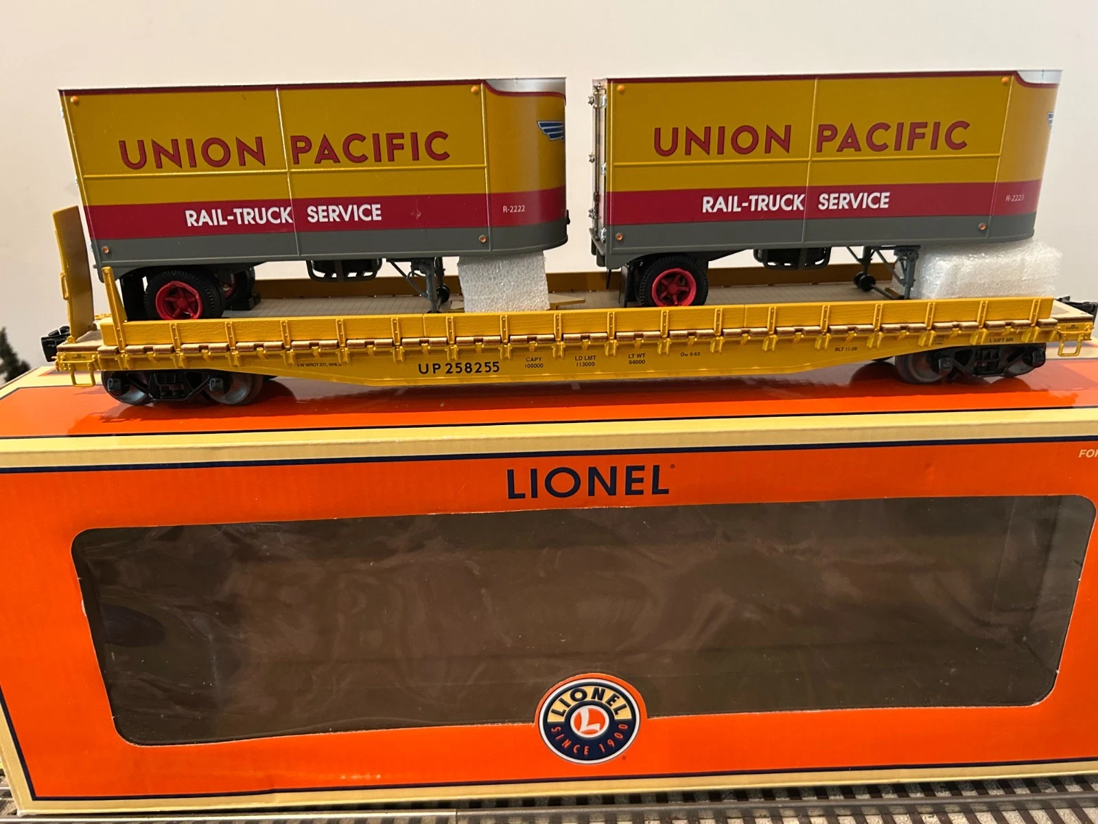 Lionel 6-81900 Union Pacific Ps-4 Flatcar w/ 2 trailers NIB